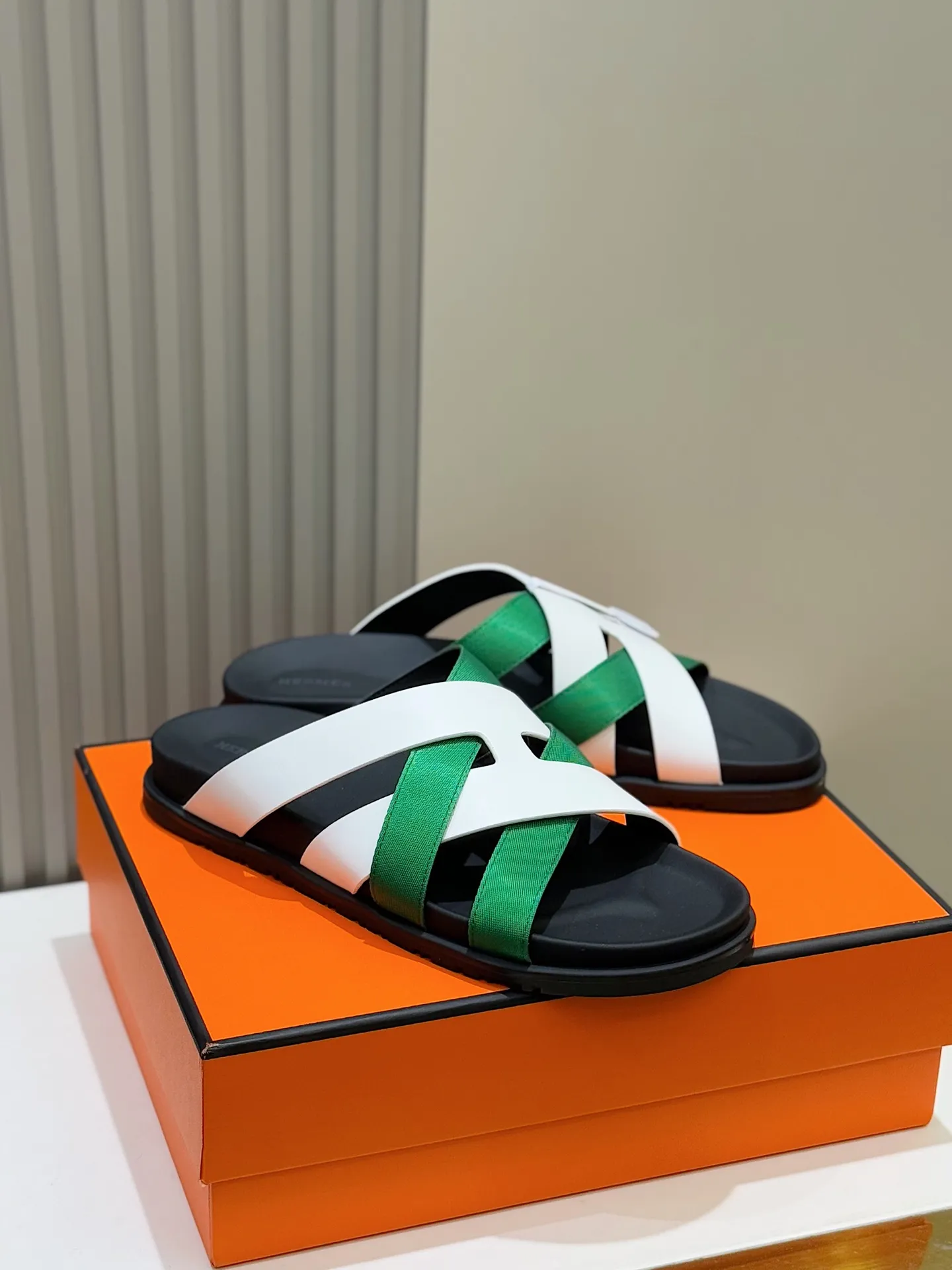 Batch 280 Hermes men's Kazimir slippers - top quality woven calfskin functional sandals, with interwoven uppers inspired by the "H" iconic pattern to create a casual look, perfect for summer. Imported cowhide + cowhide lining + rubber outsole Size: 38-44 (.45.46 customized)